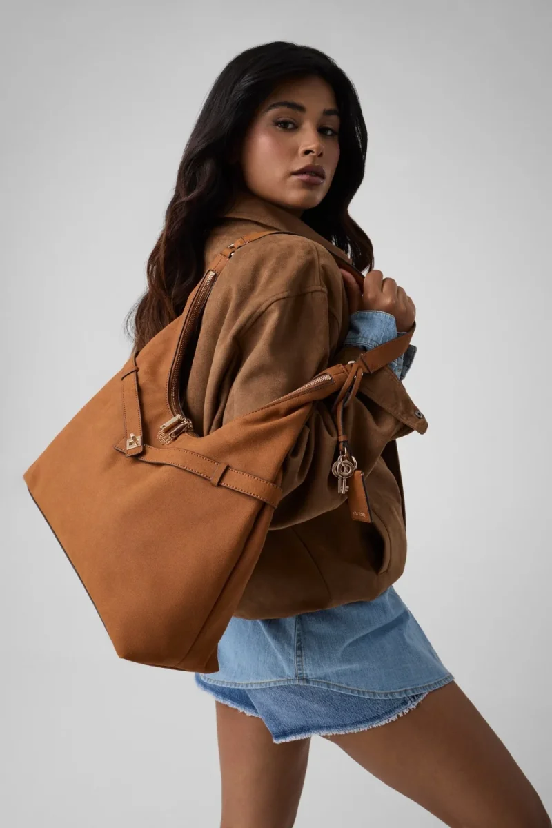 Guess Ella Hobo iso olkalaukku logokuvioitu ruskea